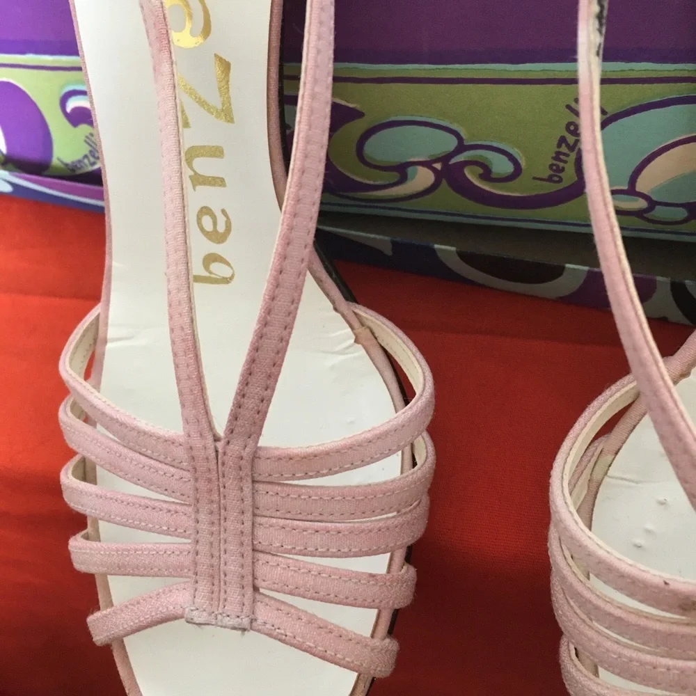 Ladies dyed sandals 5 1/2
